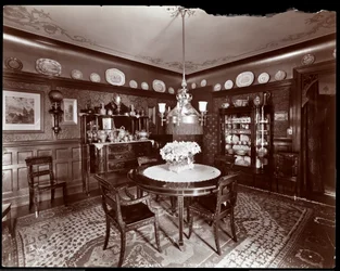 ニューヨークのレスリーカーター夫人邸宅のダイニングルーム、1903年（銀ゼラチンプリント）
